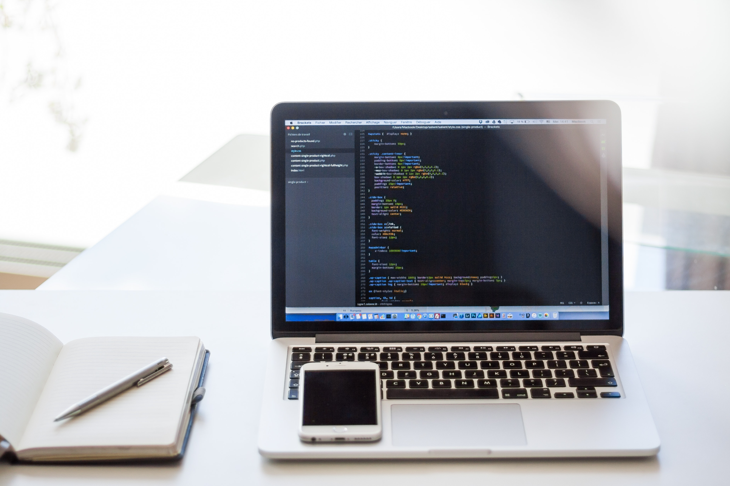 Beeldscherm laptop met codes