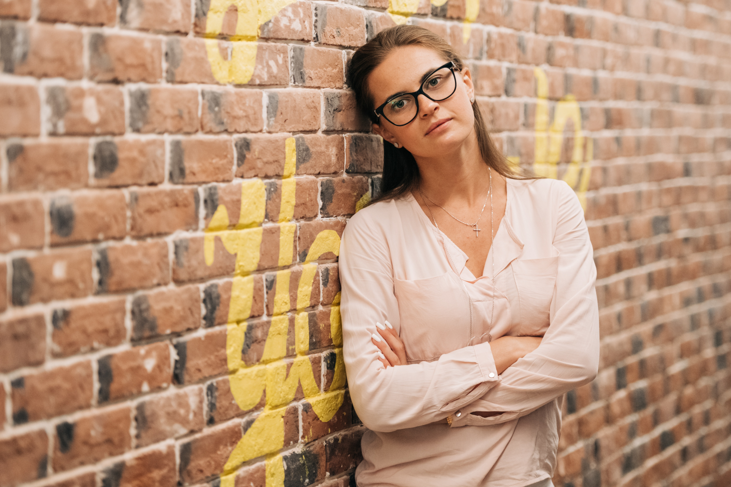 Dame met bril met armen over elkaar