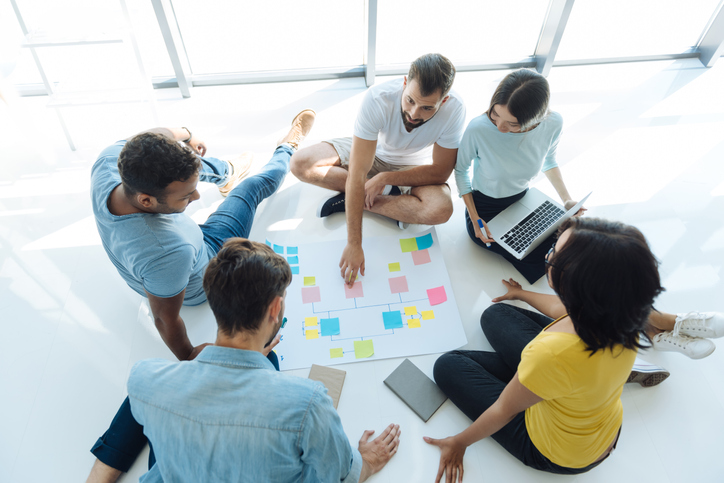 OR-team maakt een opdracht in een cirkel.