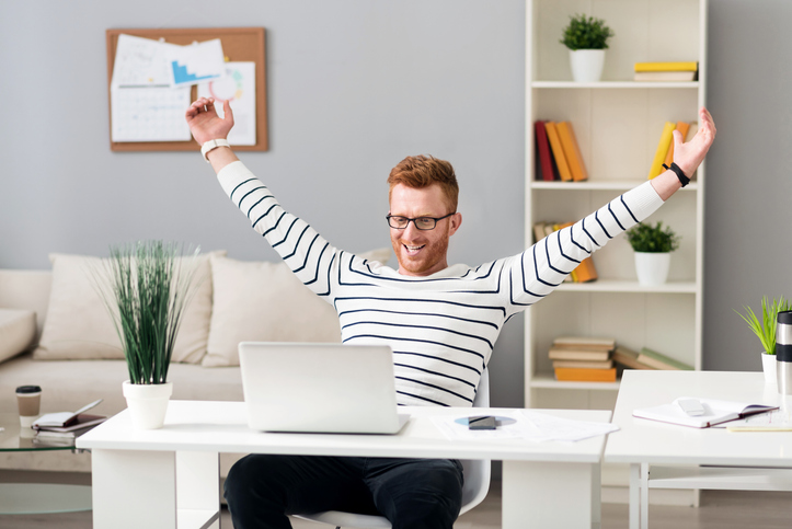 Werknemer die thuis werkt.