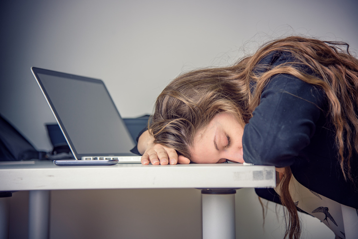Slapende werkneemster staat mentaal onder druk.