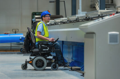 Engineer in rolstoel aan het werk.